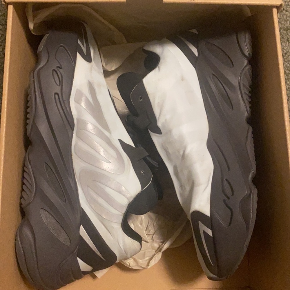 Yeezy 700 MNVN blue tint size US 4.5